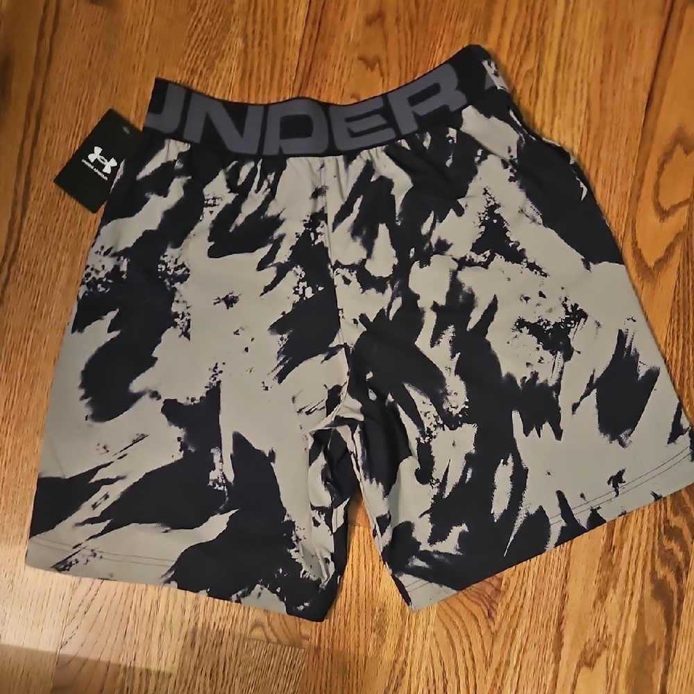 Under Armour Men's Black and Gray Patterned Shorts - Picture 4 of 5